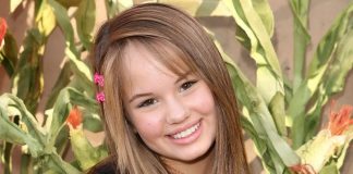 Actrita Debby Ryan isi confirma debutul in muzica