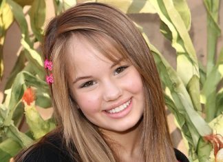 Actrita Debby Ryan isi confirma debutul in muzica