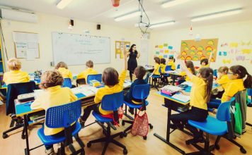 Scoala, intre Campiile Elizee și Iad