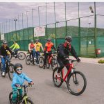 Învață să mergi pe bicicletă alături de un instructor în cadrul cursurilor bikeschool
