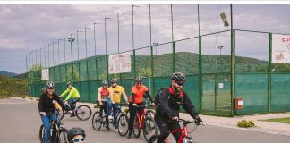 Învață să mergi pe bicicletă alături de un instructor în cadrul cursurilor bikeschool