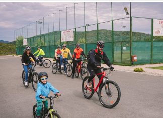 Învață să mergi pe bicicletă alături de un instructor în cadrul cursurilor bikeschool