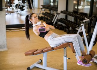 Banca de abdomene, definitia flexibilitatii antrenamentelor tale, la propriu si la figurat!