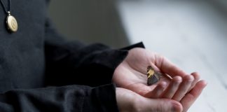 Ghidul esential pentru selectarea serviciilor funerare potrivite